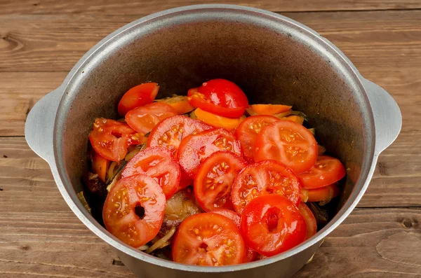 Vaření guláše vřelo nabídka jehněčího masa, brambor a vegeta — Stock fotografie