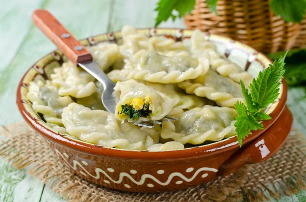 Dumplings with cheese and nettles in a bowl — Stock Photo, Image