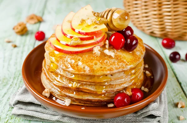 Panqueques caseros con miel, manzana, arándanos y nueces — Foto de Stock