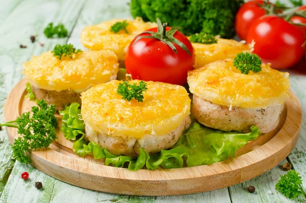 Filete de pollo con piña y queso —  Fotos de Stock