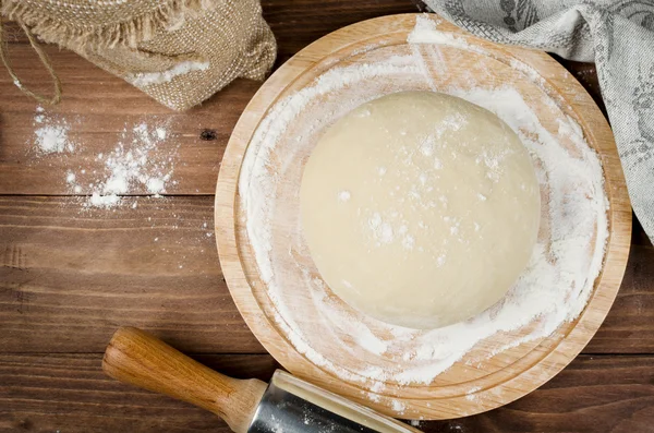 Fresh dough for noodles, ravioli and dumplings — Stock Photo, Image