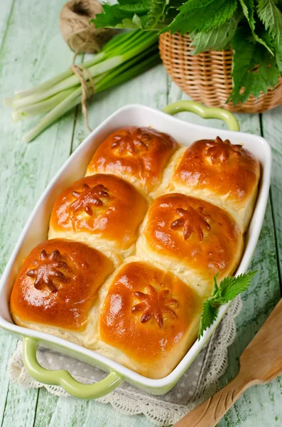 Yeast buns with a filling of cottage cheese and nettle — Stock Photo, Image