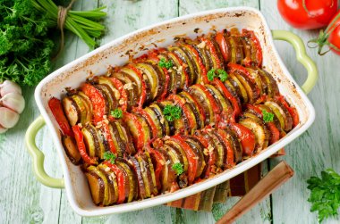 Ratatouille - pişmiş geleneksel Fransız Provence sebze tabağı