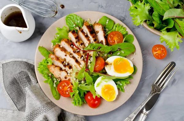 Salade de poulet aux légumes-feuilles et tomates cerises — Photo