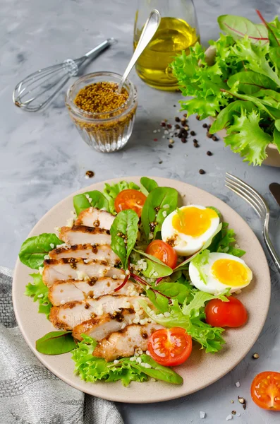 Salade de poulet aux légumes-feuilles et tomates cerises — Photo