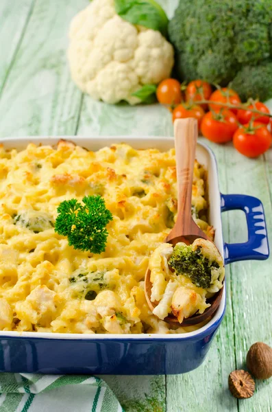 Casseruola con pasta, pollo e broccoli — Foto Stock