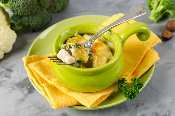 Casserole avec pâtes, poulet et brocoli — Photo