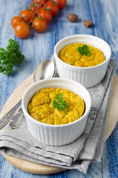 Souffle de queijo assado francês com cenouras e endro em ramek branco — Fotografia de Stock