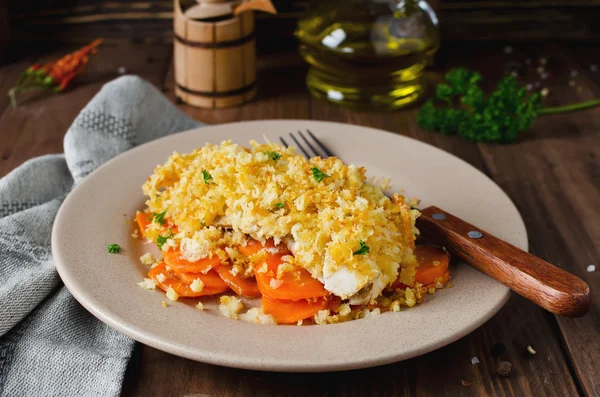 Filete de pescado asado al horno con zanahorias bajo una corteza de pan —  Fotos de Stock