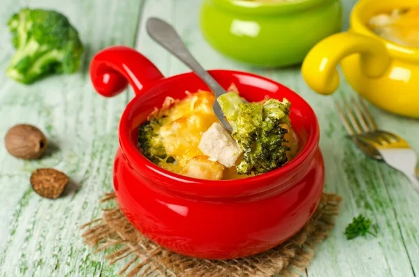 Casserole avec pâtes, poulet et brocoli — Photo