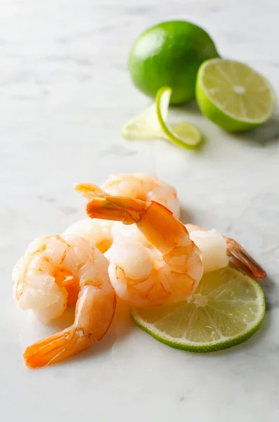 Camarones con cal sobre una mesa de mármol — Foto de Stock