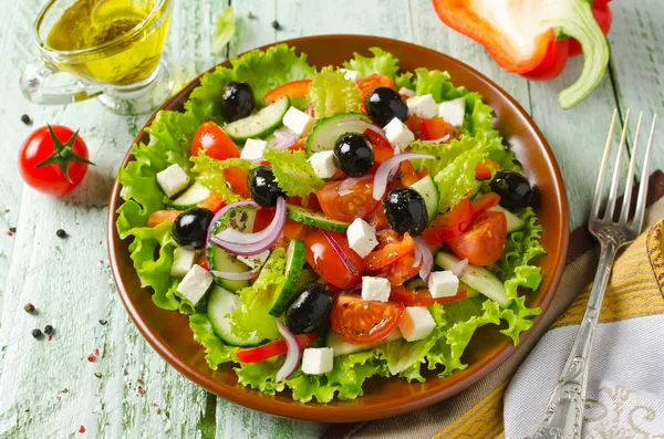 Ελληνική σαλάτα με φρέσκα λαχανικά, φέτα και μαύρες ελιές — Φωτογραφία Αρχείου