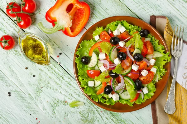 Taze sebzeli Yunan salatası, peynir ve siyah zeytin. — Stok fotoğraf