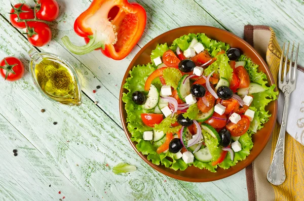 Insalata greca con verdure fresche, formaggio feta e olive nere — Foto Stock