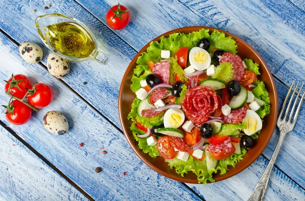 Taze sebze, beyaz peynir, bıldırcın yumurtası, zeytin salatası ve — Stok fotoğraf