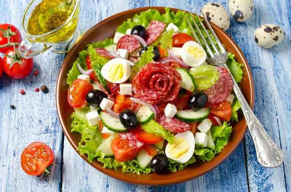 Ensalada con verduras frescas, queso feta, huevos de codorniz, aceitunas y — Foto de Stock