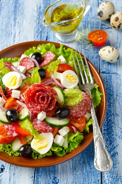 Insalata con verdure fresche, formaggio feta, uova di quaglia, olive e — Foto Stock