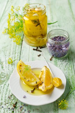 Lavanta ile turşu limon