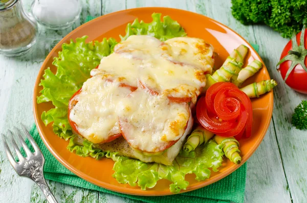 Lucioperca de pescado con verduras y queso —  Fotos de Stock