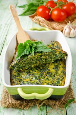 Omlet nettles ve seramik bir biçimde yeşil soğan ile