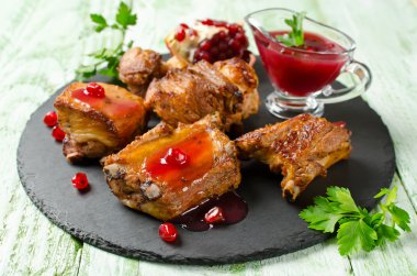 Izgara domuz pirzola şiş üzerinde. Öğle yemeği Mangal