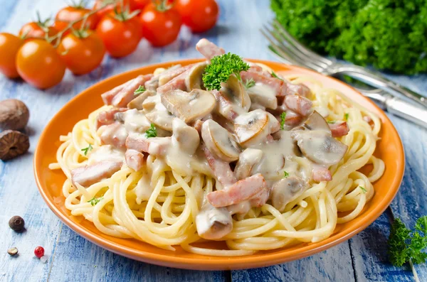 Spaghetti met saus van de bechamelsaus, champignons en spek — Stockfoto