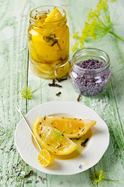 Маринованный лимон с лавандой — стоковое фото