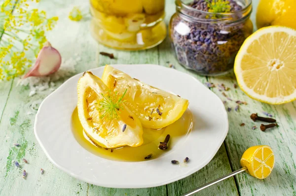 Маринований лимон з лавандою — стокове фото