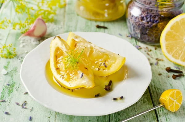 Eingelegte Zitrone mit Lavendel — Stockfoto