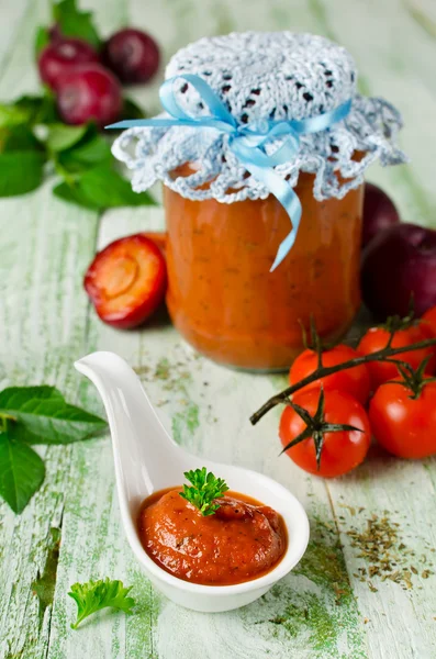 Tomato ketchup sauce with garlic, spices and plums — Stock Photo, Image