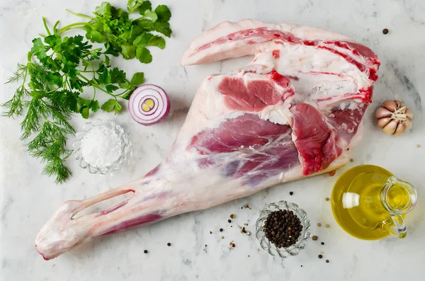 Kuzu mermer bir tablo üzerinde ham bacak