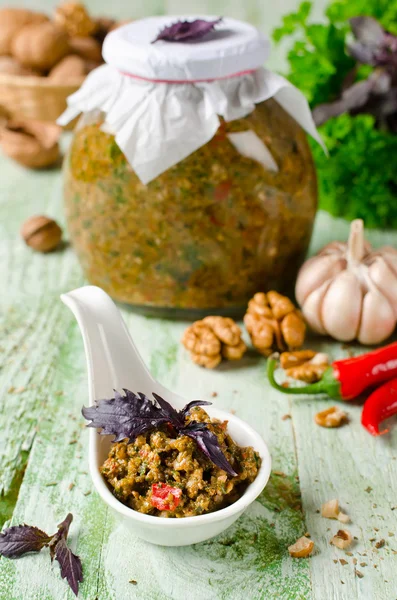 Zelfgemaakte saus adjika met groenten en walnoten — Stockfoto
