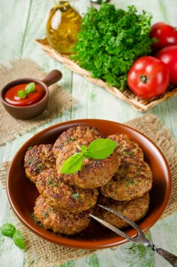 Yulaf ezmesi ile sulu lezzetli pirzola. Rustik tarzı