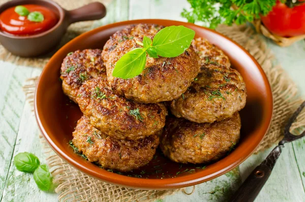 Saftige leckere Schnitzel mit Haferflocken. rustikaler Stil — Stockfoto