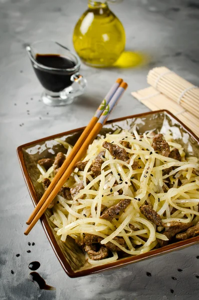 Asiatisches Essen - Kartoffelsalat kamdi-cha — Stockfoto