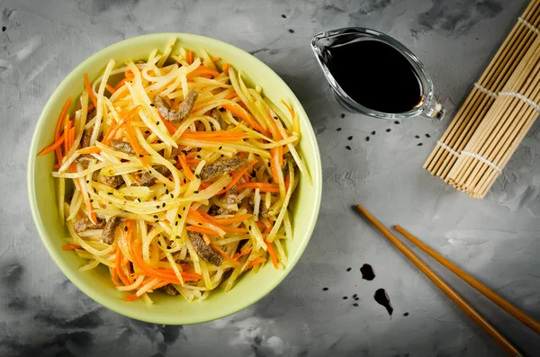 Asiatisches Essen - Kartoffelsalat kamdi-cha — Stockfoto