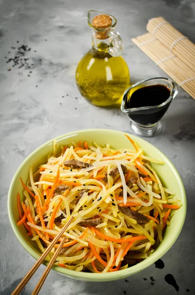 Comida asiática - salada de batata kamdi-cha — Fotografia de Stock