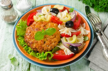 Makarna salatası ile servis ekmekli kızarmış domuz pirzola