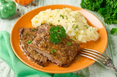 Patates püresi ile karaciğer üzerinden pirzola