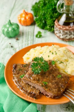 Patates püresi ile karaciğer üzerinden pirzola