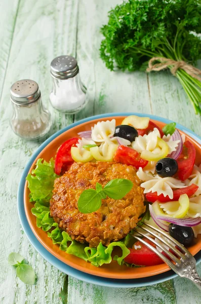 Panerad stekt fläsk kotlett serveras med pastasallad — Stockfoto