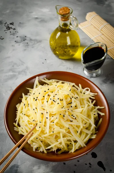 Comida asiática - salada de batata kamdi-cha — Fotografia de Stock