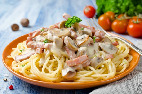 Spagetti, besamel mártás, gomba, szalonna — Stock Fotó