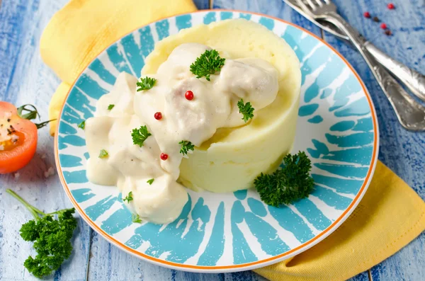 Бухарестський соус з куркою та картопляним пюре — стокове фото