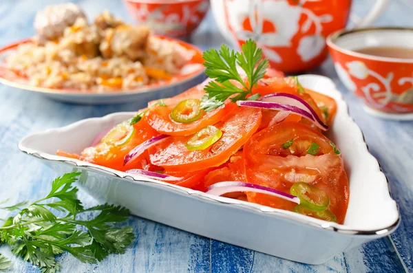 Grönsakssallad från tomater med lök och varm paprika — Stockfoto