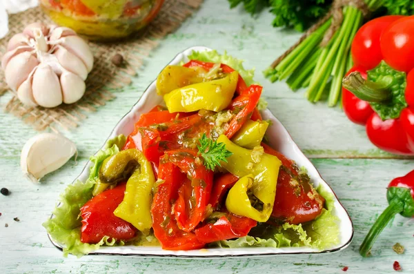 Deliciosos pimientos dulces en escabeche caseros preservación de invierno —  Fotos de Stock