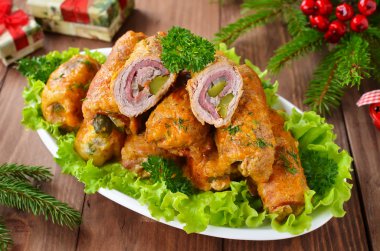 Et bacon ve salatalık turşusu ile doldurulmuş rulo