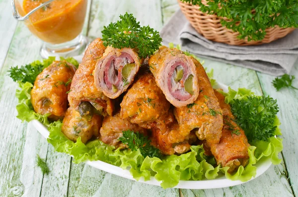 Rollos de carne rellenos de tocino y pepino en escabeche —  Fotos de Stock