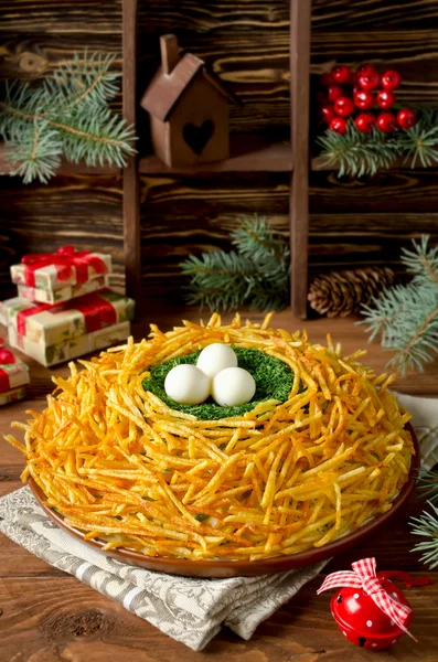 Салат "Гніздо куріпка". Традиційний Російський салат — стокове фото