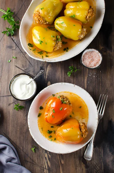 Nadívaná Paprika Mletým Masem Rýží Rajčatové Omáčce — Stock fotografie